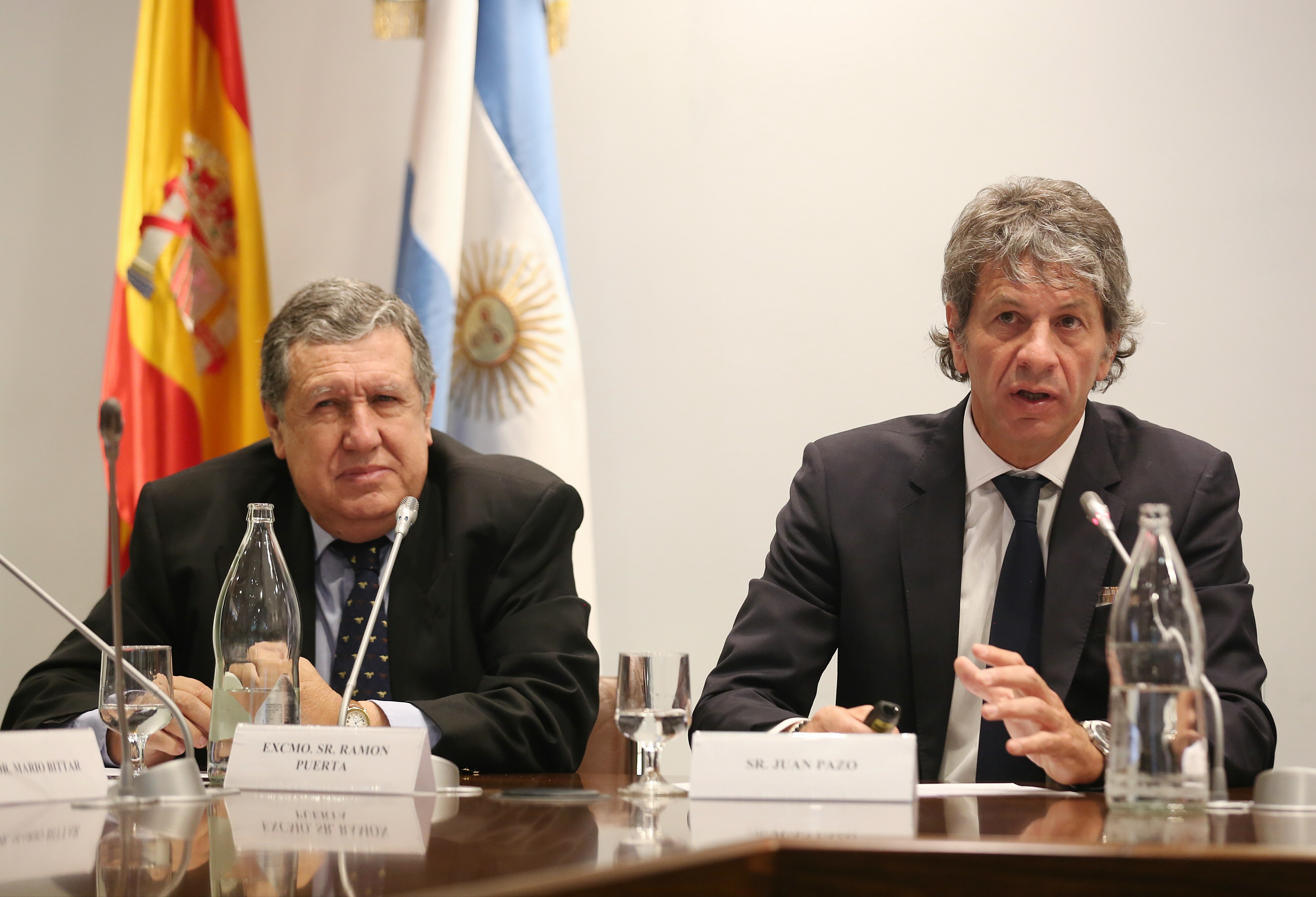 Imagen de El embajador de Argentina en España, Ramón Puerta y Juan Pazo, superintendente de Seguros de la Nación.