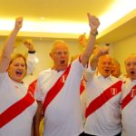 Fotografía de presidente peruano Kuczynski apoyando a su selección de fútbol. BBVA