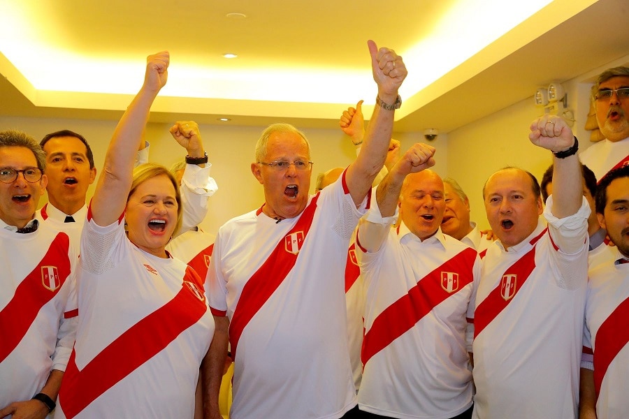 Pedro Pablo Kuczynski y sus ministros respaldan a la selección de fútbol Fotografía de presidente peruano Kuczynski apoyando a su selección de fútbol. BBVA