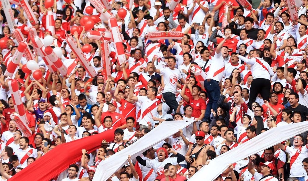 Hinchas peruanos alentando a su selección de fútbol Fotografía de hinchas peruanos al fútbol - BBVA Continental