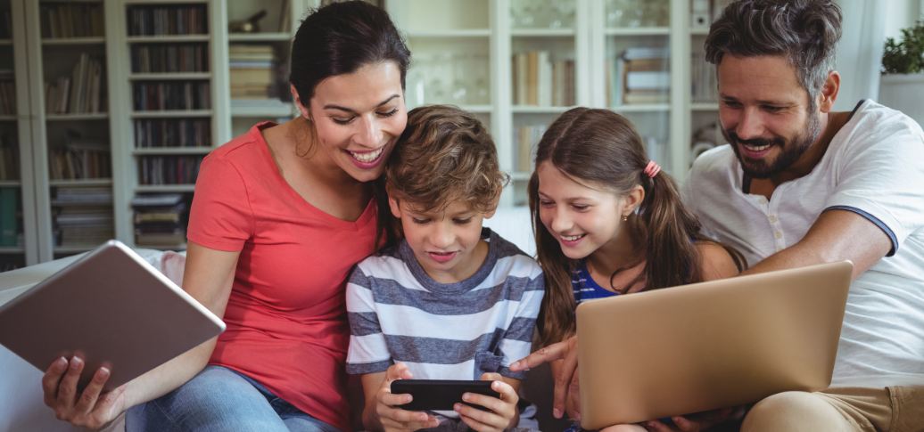 familia-tablet-movil-ordenador-internet-bbva