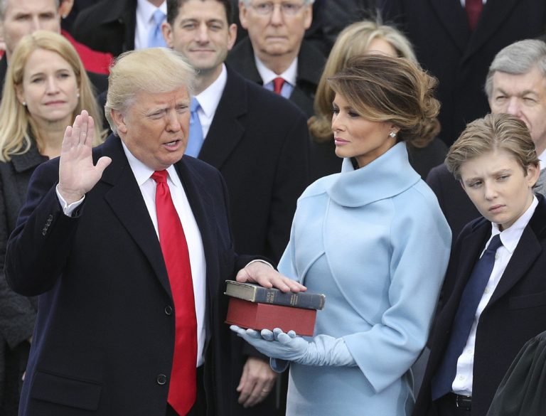 EEUU TRUMP INVESTIDURA:MCX02 WASHINGTON DC (ESTADOS UNIDOS) 20/01/2017.- El presidente electo de EE.UU., Donald Trump (i), jura como presidente número 45 de la historia de Estados Unidos en una ceremonia oficial celebrada ante las escalinatas del Capitolio, en Washington DC (Estados Unidos) hoy, 20 de enero de 2017. En la foto, junto a Trump, su esposa Melania y su hijo Barron Trump. EFE/JUSTIN LANE