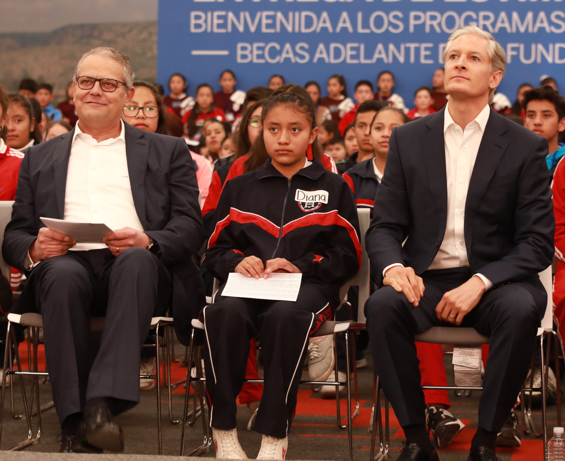 Luis Robles escuchando a Padrino Fundacion Bancomer