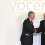 El presidente de BBVA, Francisco González, recoge el Premio Vocento Liderazgo Empresarial