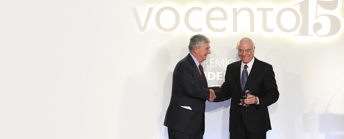 El presidente de BBVA, Francisco González, recoge el Premio Vocento Liderazgo Empresarial