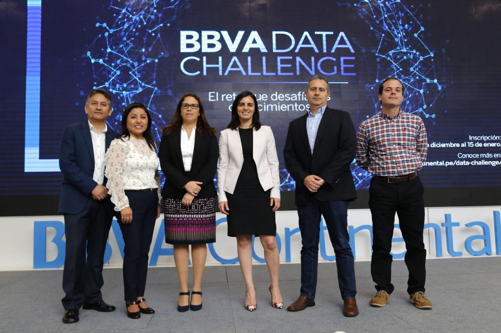 BBVA Continental lanzó el BBVA Data Challenge en Lima Fotografía de funcionarios de BBVA Continental en el BBVA Data Challenge