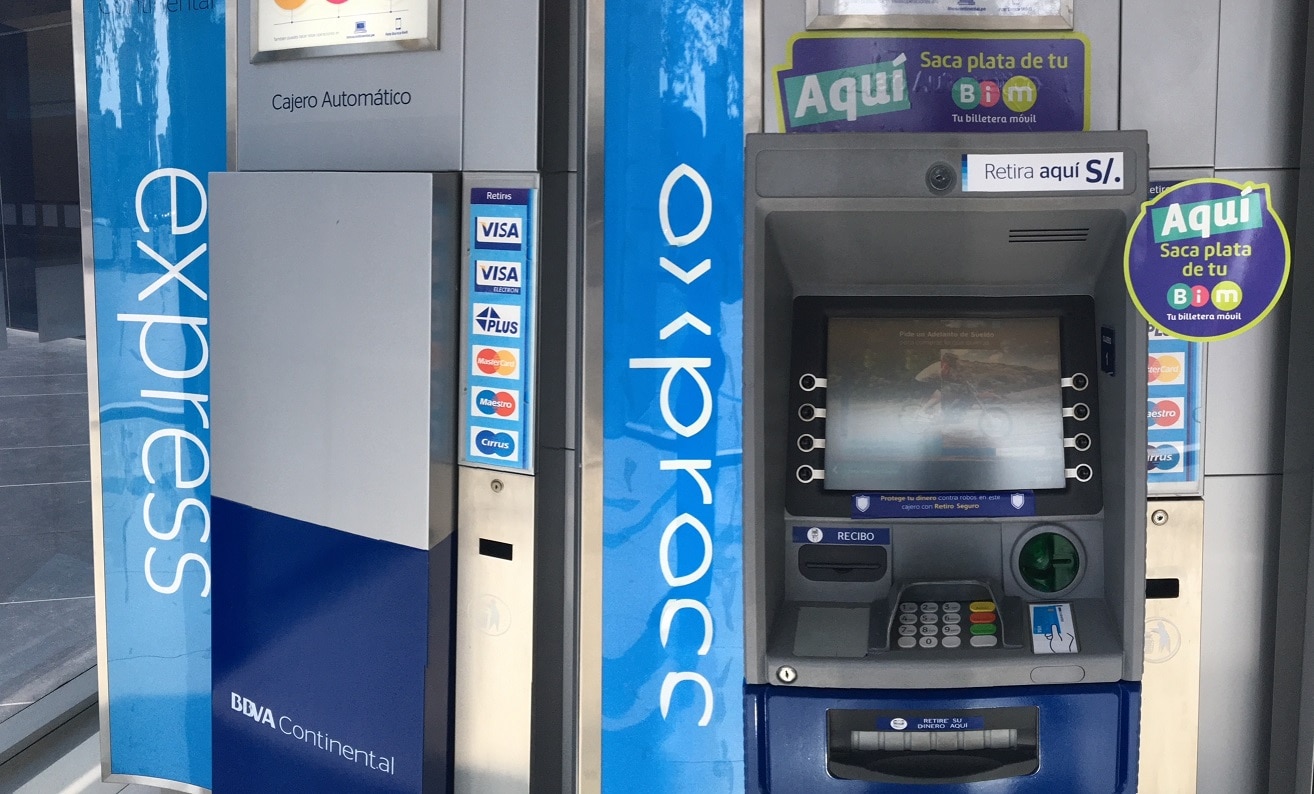 Los cajeros automáticos de BBVA Continental permiten a usuarios BIM retirar dinero en efectivo Fotografía de cajeros automáticos de BBVA Continental