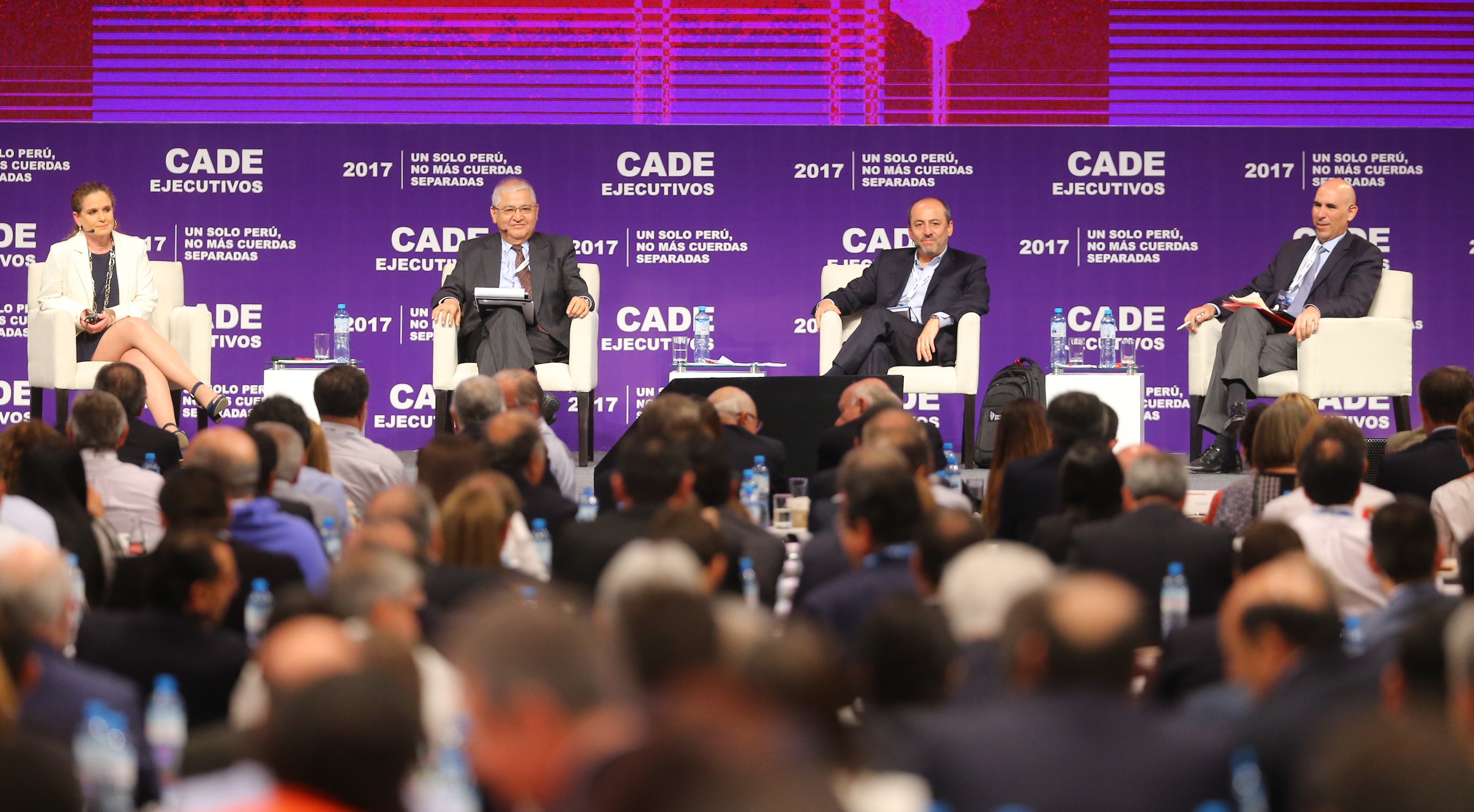 El panel “Inversión y competitividad para reforzar el crecimiento” en CADE 2017. Fotografía del panel “Inversión y competitividad para reforzar el crecimiento” en CADE 2017.
