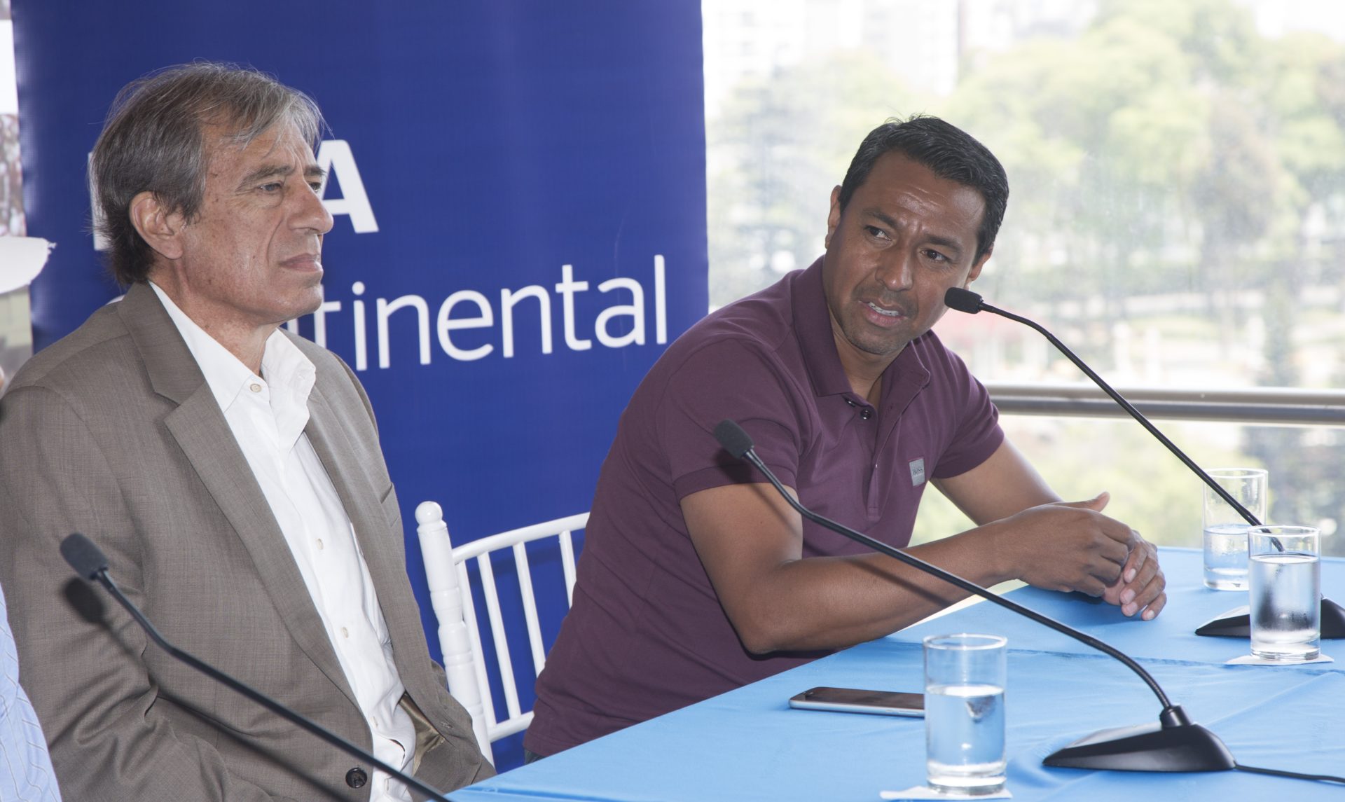 Fotografía de Nolberto Solano, asistente de Ricardo Gareca, en conversatorio mundialista organizado por BBVA Continental.
