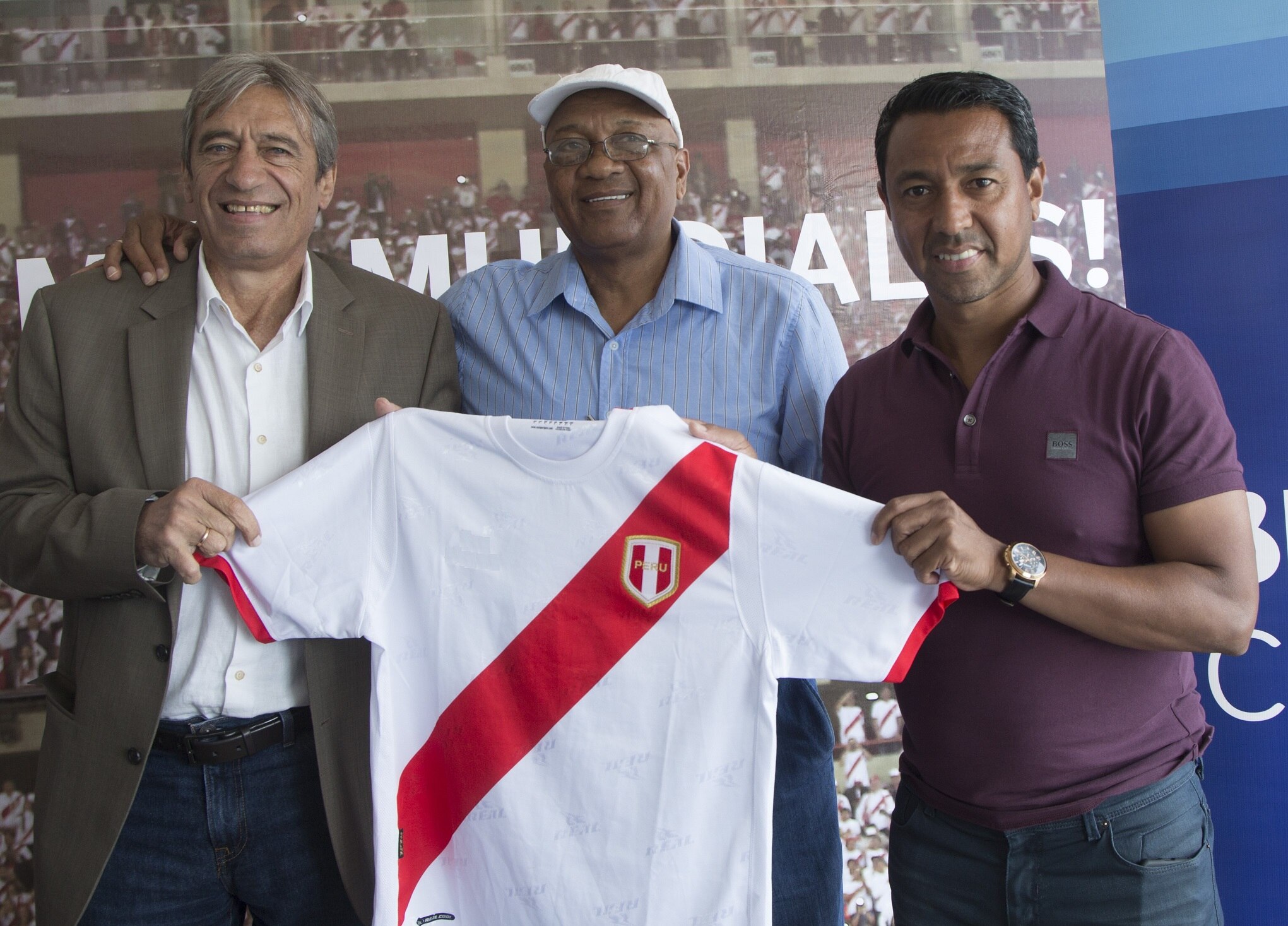 Fotografía de Germán Leguía, José Velásquez y Nolberto Solano, protagonistas del conversatorio sobre el Mundial organizado por BBVA Continental.