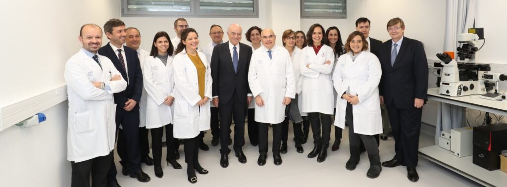 Francisco González, presidente de la Fundación BBVA, y Josep Tabernero, director del Valll d’Hebron Instituto de Oncología, junto a varios miembros del Programa Integral de Inmunoterapia e Inmunología del Cáncer Francisco González, presidente de la Fundación BBVA, y Josep Tabernero, director del Valll d’Hebron Instituto de Oncología, junto a varios miembros del Programa Integral de Inmunoterapia e Inmunología del Cáncer