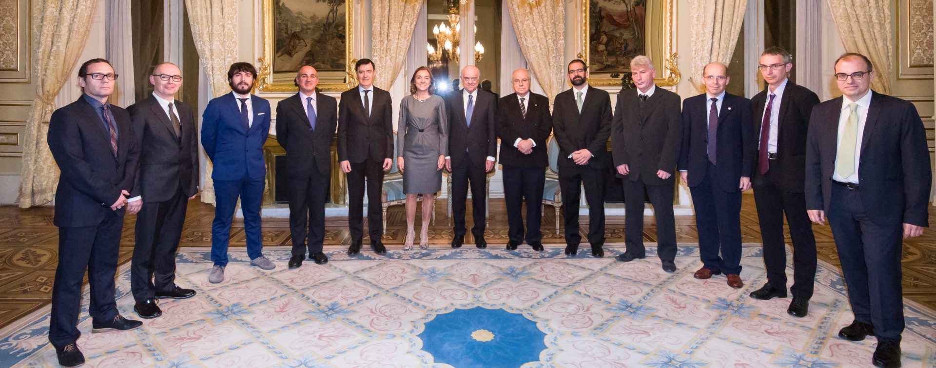 Francisco Gonzalez, presidente de BBVA, junto a los galardonado en los Premios de Física de la Fundación BBVA y la RSEF