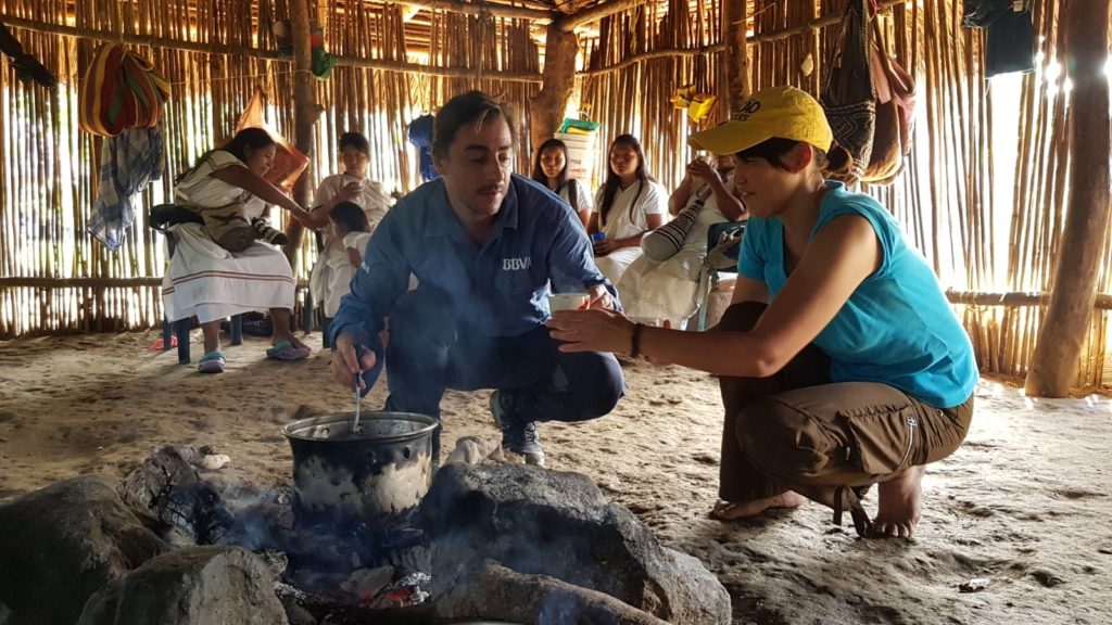 Jordi Roca y Mayumi Ogata preparan chocolate en un poblado arhuaco
