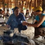 Jordi Roca y Mayumi Ogata preparan chocolate en un poblado arhuaco