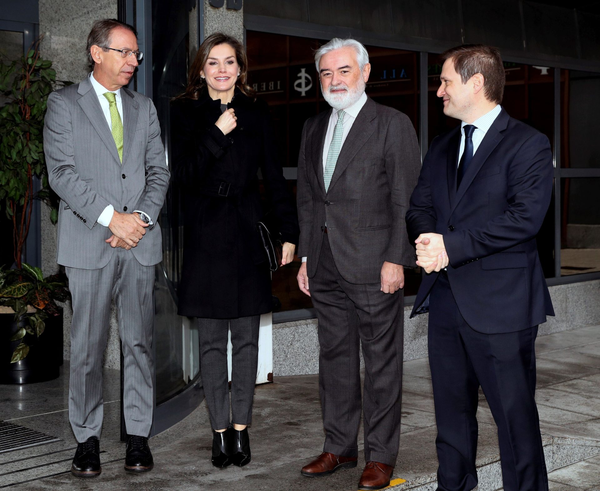 La reina Letizia a su llegada a la Fundéu BBVA con José Antonio Vera, presidente de la Agencia Efe, Darío Villanueva, director de la Real Academia, y Paul G. Tobin, director de Comunicación de BBVA