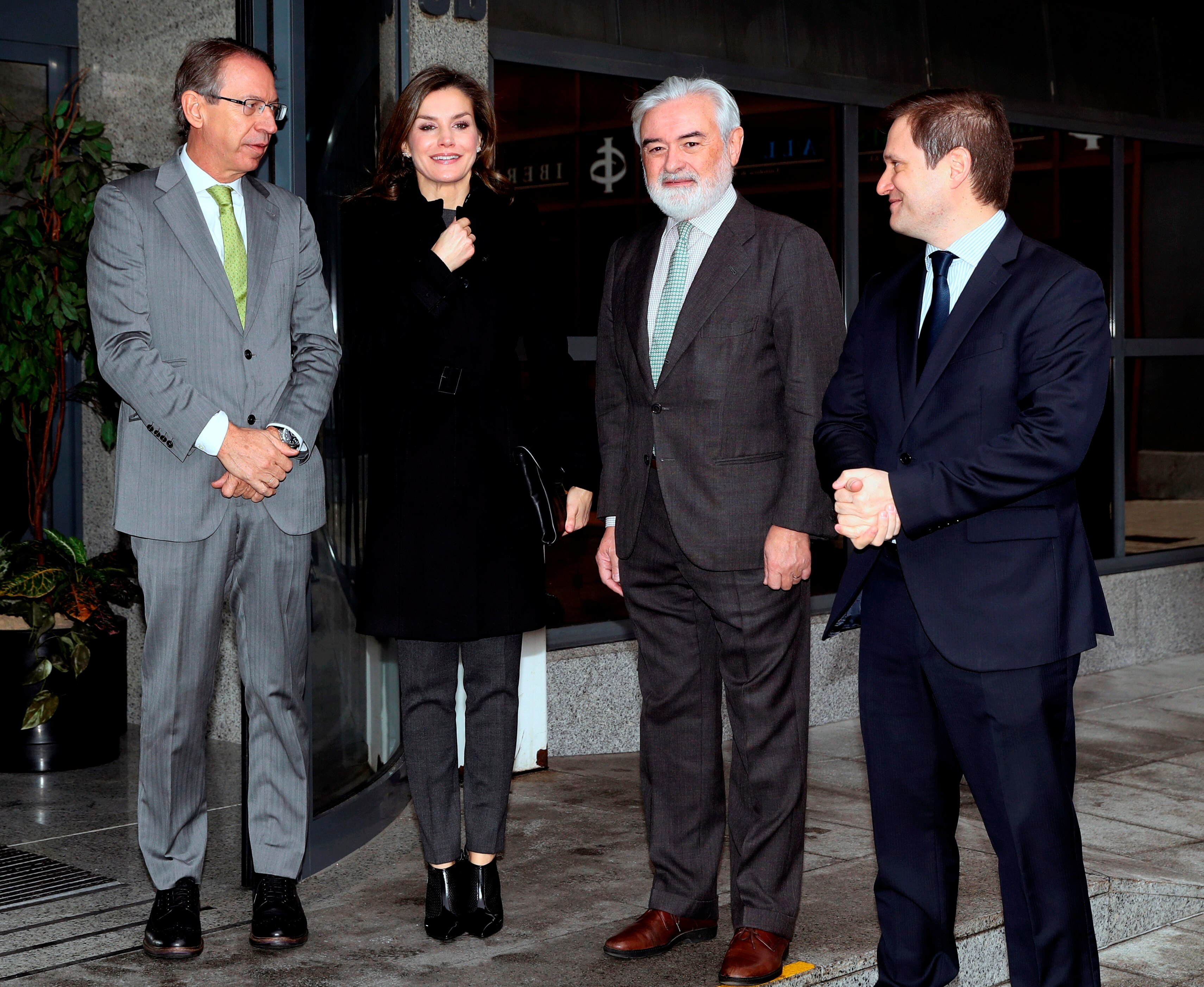 La reina Letizia a su llegada a la Fundéu BBVA con José Antonio Vera, presidente de la Agencia Efe, Darío Villanueva, director de la Real Academia, y Paul G. Tobin, director de Comunicación de BBVA La reina Letizia a su llegada a la Fundéu BBVA con José Antonio Vera, presidente de la Agencia Efe, Darío Villanueva, director de la Real Academia, y Paul G. Tobin, director de Comunicación de BBVA