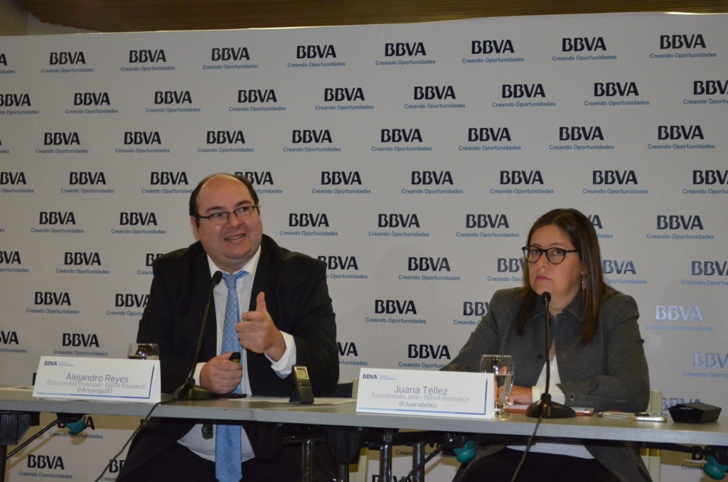 Juana Téllez, economista jefe y Alejandro Reyes, economista principal del equipo BBVA Research Colombia, durante la presentación a medios del informe de proyecciones económicas de Colombia. Crecimiento de la economía colombiana mejorará gradualmente en 2018 y 2019