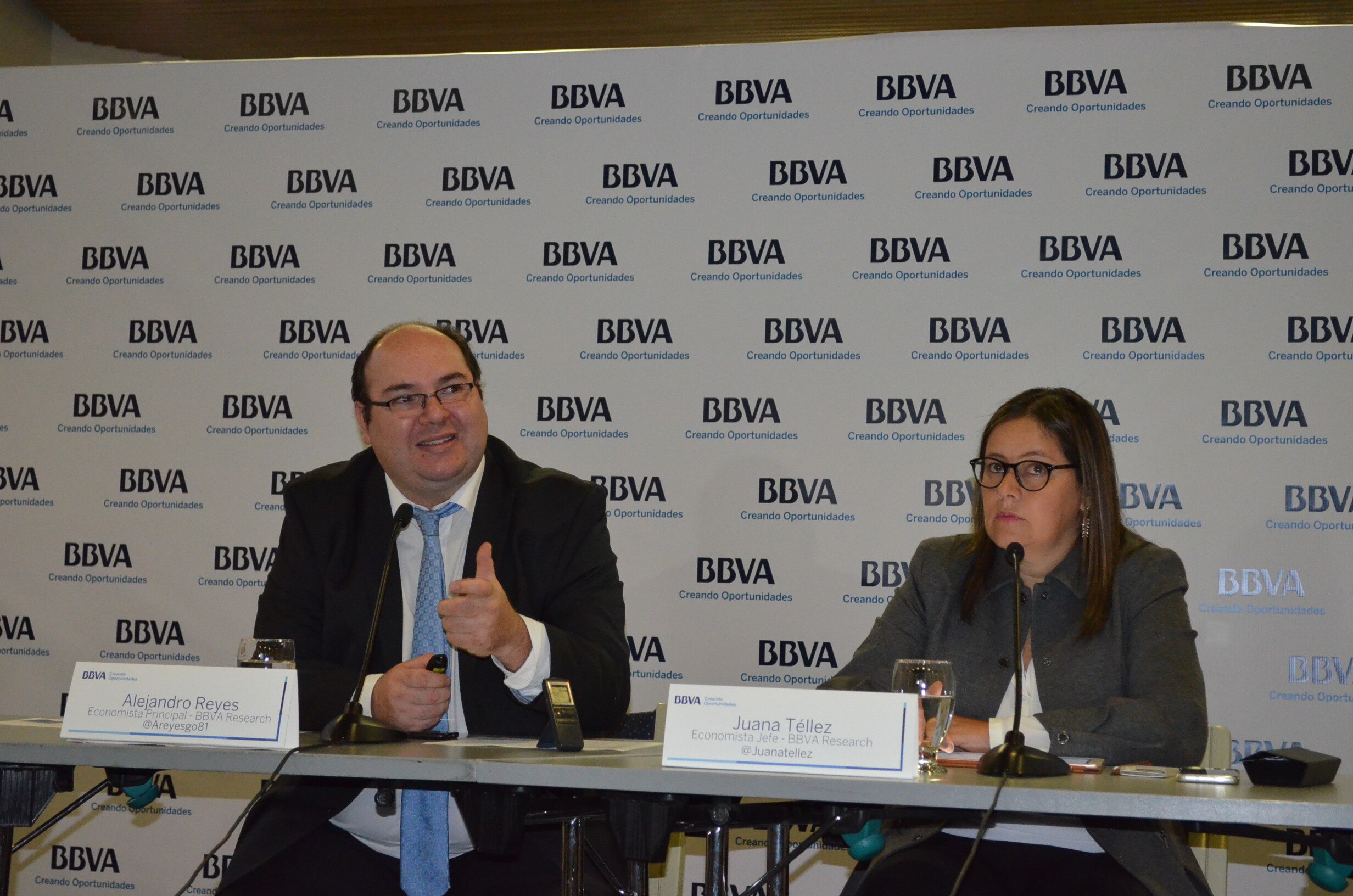 Juana Téllez, economista jefe y Alejandro Reyes, economista principal del equipo BBVA Research Colombia, durante la presentación a medios del informe de proyecciones económicas de Colombia. Crecimiento de la economía colombiana mejorará gradualmente en 2018 y 2019