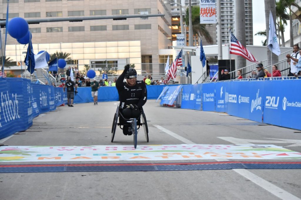 El deportista colombiano, Francisco Sanclemente, se alzó con el título en la Media Maratón de Miami en la categoría sillas atléticas, con un tiempo de 1:03:18, mejorando la marca con la que obtuvo el mismo título en la temporada 2017. Sanclemente cruza la meta Maratón Miami