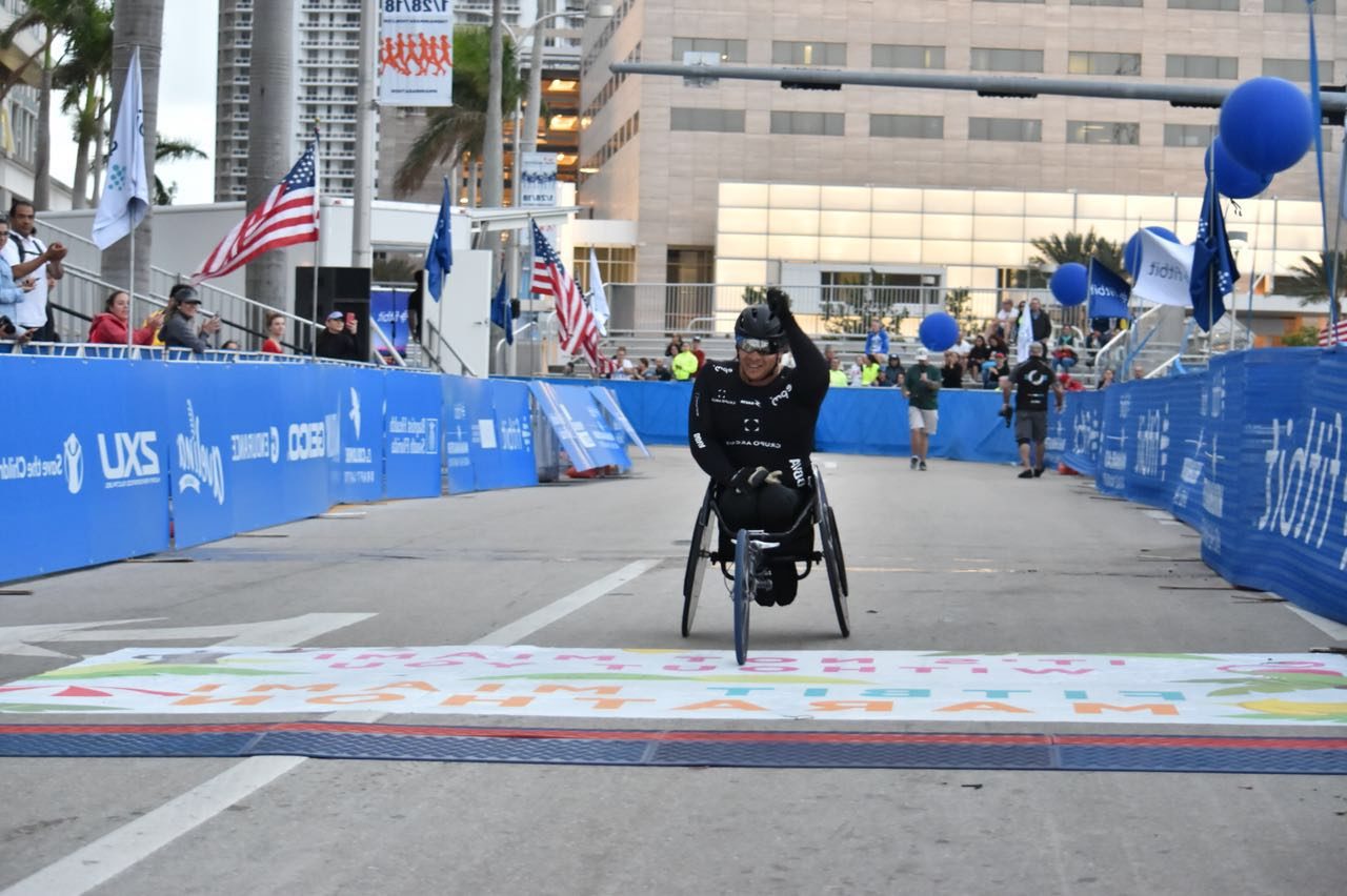 El deportista colombiano, Francisco Sanclemente, se alzó con el título en la Media Maratón de Miami en la categoría sillas atléticas, con un tiempo de 1:03:18, mejorando la marca con la que obtuvo el mismo título en la temporada 2017. Sanclemente cruza la meta Maratón Miami