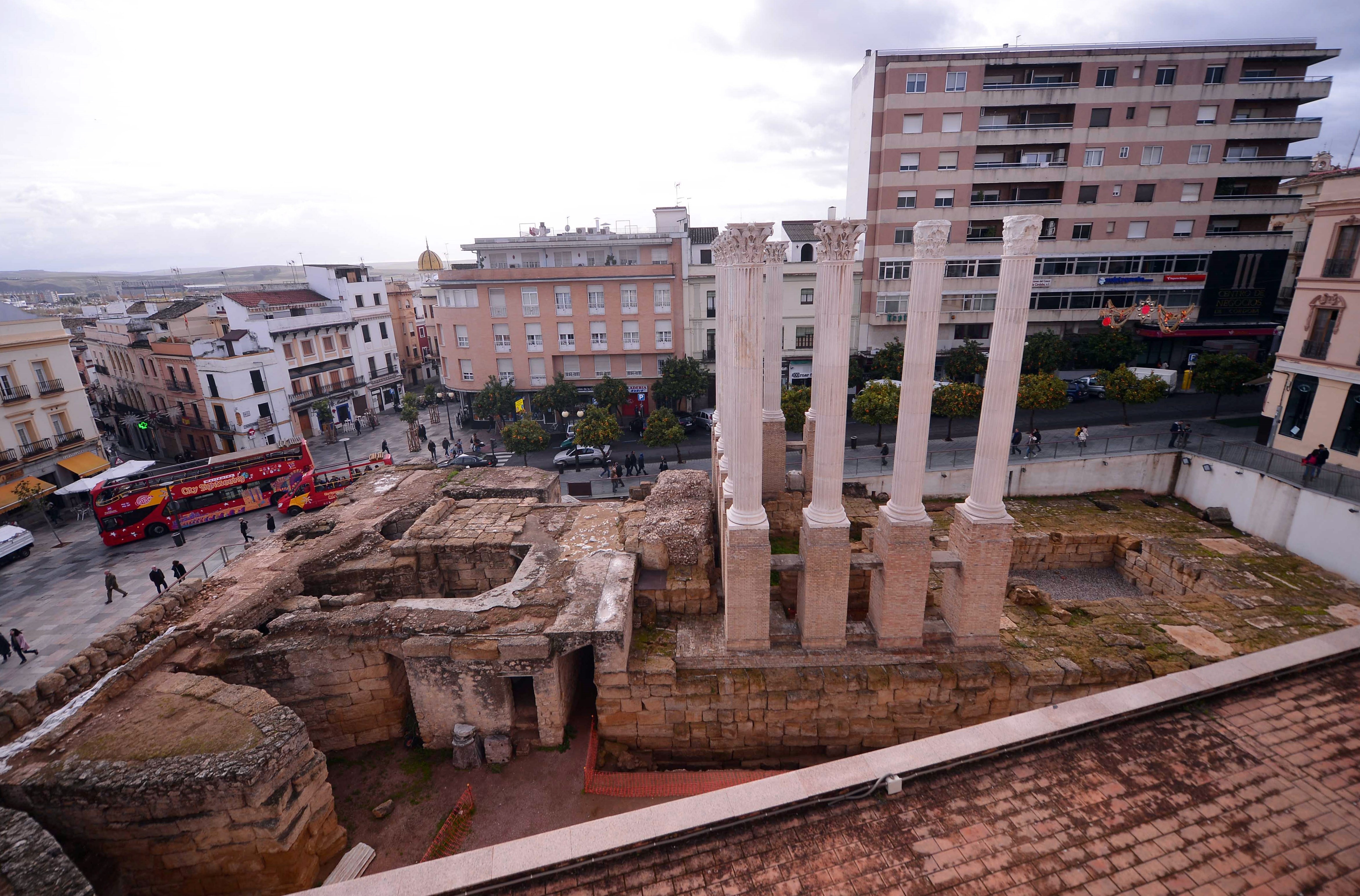 ESPAÑA TURISMO PATRIMONIO:GRAF1994. CÓRDOBA, 27/12/2017.- Vista general del Templo Romano de Córdoba, que el Ayuntamiento va a adaptar para permitir que tanto los turistas como los cordobeses puedan pasear por estas ruinas arqueológicas ubicadas junto a la Casa Consistorial. La Junta de Gobierno Local del Ayuntamiento de Córdoba va a adjudicar el viernes las obras de la tercera fase del Templo Romano, valoradas en unos 400.000 euros, y que permitirán visitar 3 niveles de estas ruinas arqueológicas. Las obras del Templo Romano se harán con cargo al Plan Turístico de Grandes Ciudades, y pondrá en valor un monumento declarado Bien de Interés Cultural protegido. EFE/ Rafa Alcaide ESPAÑA TURISMO PATRIMONIO