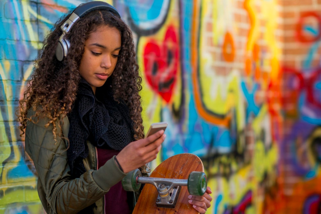 millennial-skate-smartphone-recurso-bbva millennial-skate-smartphone-recurso-bbva