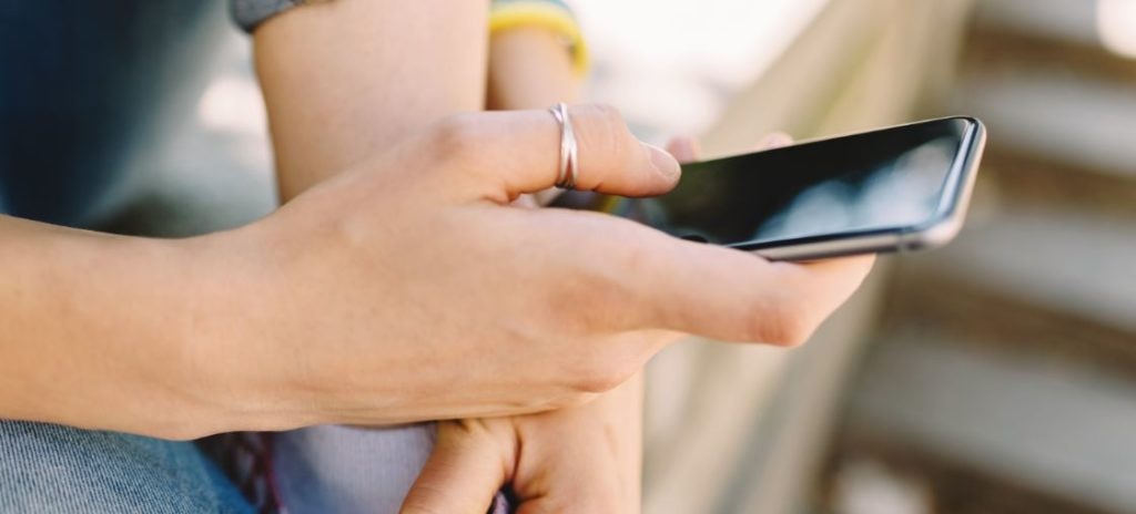movil-mano-encendido-recurso-bbva movil-mano-encendido-recurso-bbva