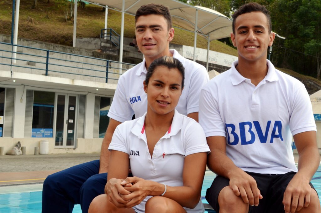 El nadador Julián Aránzazu y los triatletas Maira Vargas y Eduardo Londoño