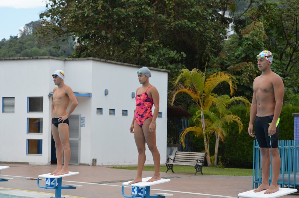 Los triatletas Maira Vargas, Eduardo Londoño y el nadador Julián Aránzazu se preparan para cumplir uno de sus grandes sueños, en el caso de los triatletas Tokio 2022 y del nadador, los Olímpicos en Buenos Aires.