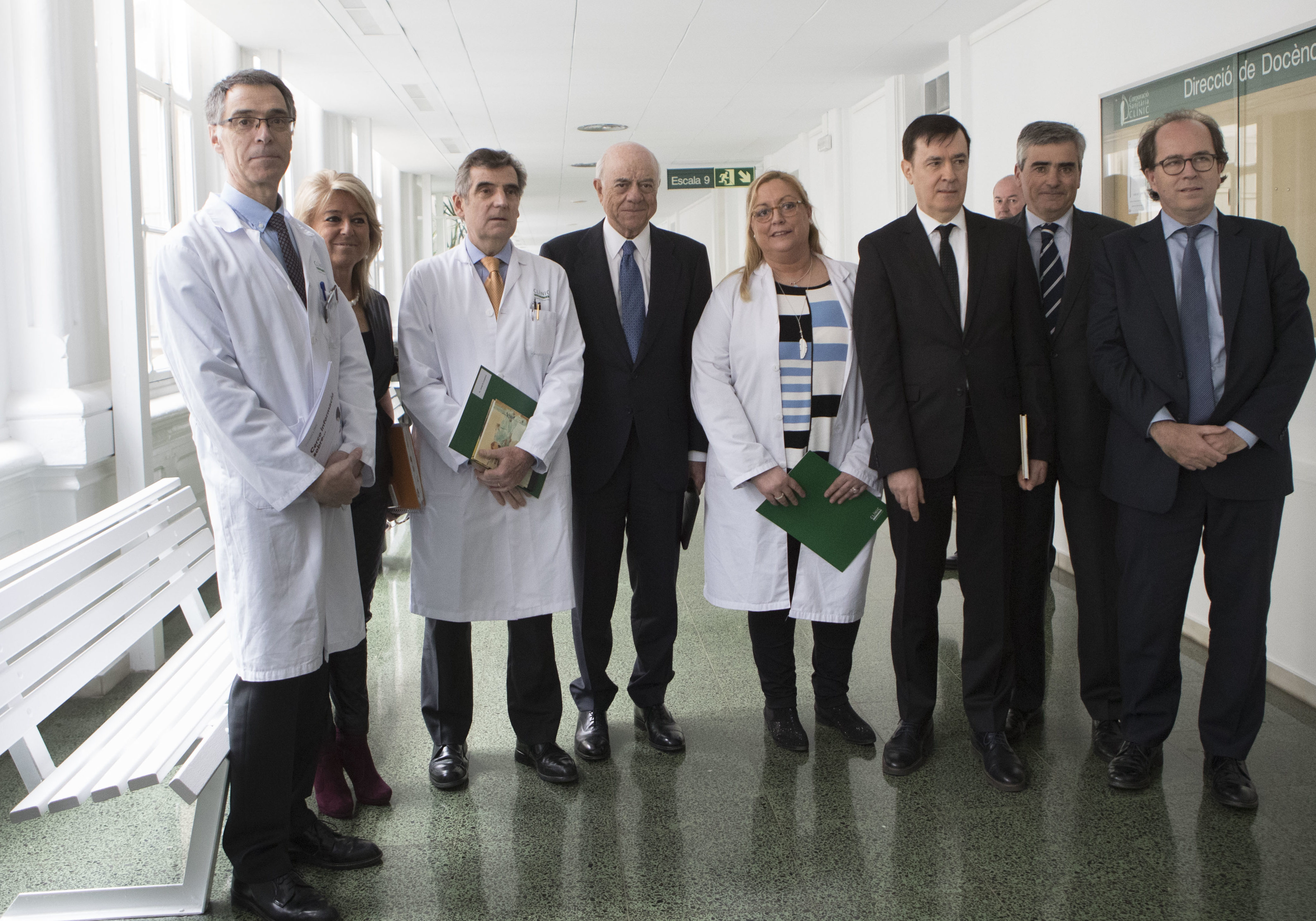 El presidente de la Fundación BBVA, Francisco González, el director de la Fundación BBVA, Rafael Pardo, y el director general del Hospital Clínic, Dr. Josep María Campistol, junto a los responsables del PortalClínic, puesto en marcha por la Fundación BBVA y el Hospital Clínic de Barcelona Presentación de la web de salud de la Fundación BBVA y el Hospital Clínic