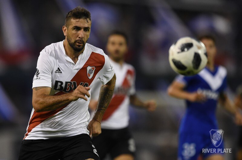 Lucas Pratto mira fijo la pelota en la derrota de River frente a Velez Velez 1 - River 0