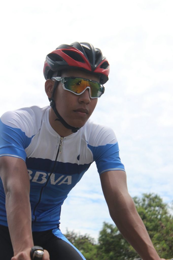 Entrenamiento de Ulrich Quintero por las carreteras colombianas Entrenamiento de Ulrich Quintero por las carreteras colombianas