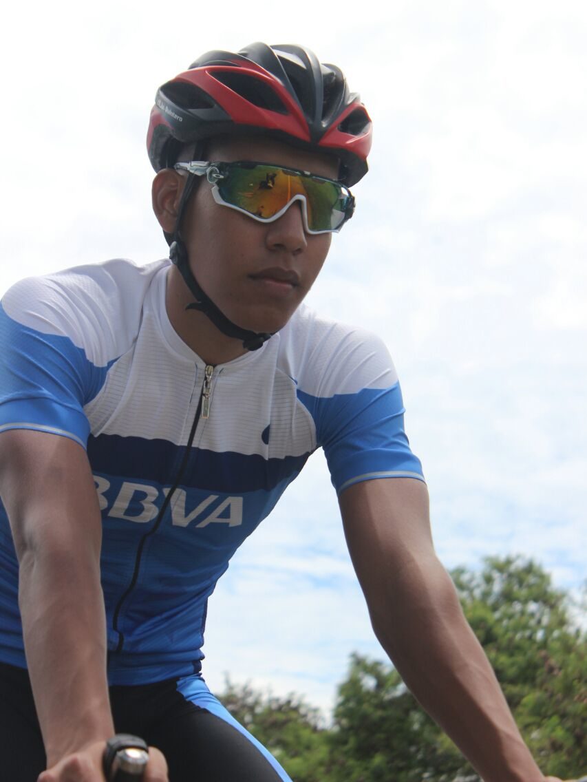 Entrenamiento de Ulrich Quintero por las carreteras colombianas Entrenamiento de Ulrich Quintero por las carreteras colombianas
