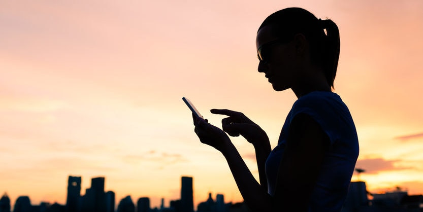 millennial-movil-atardecer-sombra-recurso-bbva- millennial-movil-atardecer-sombra-recurso-bbva-