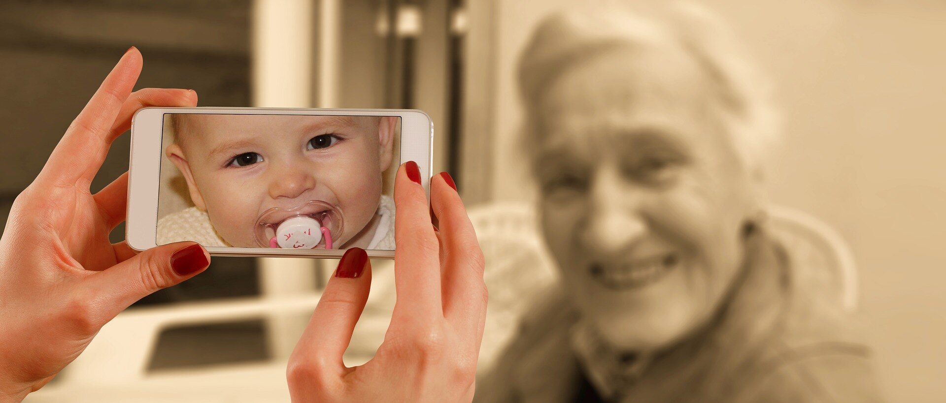 movil-foto-familia-ciberseguridad-bbva-recurso movil-foto-familia-ciberseguridad-bbva-recurso
