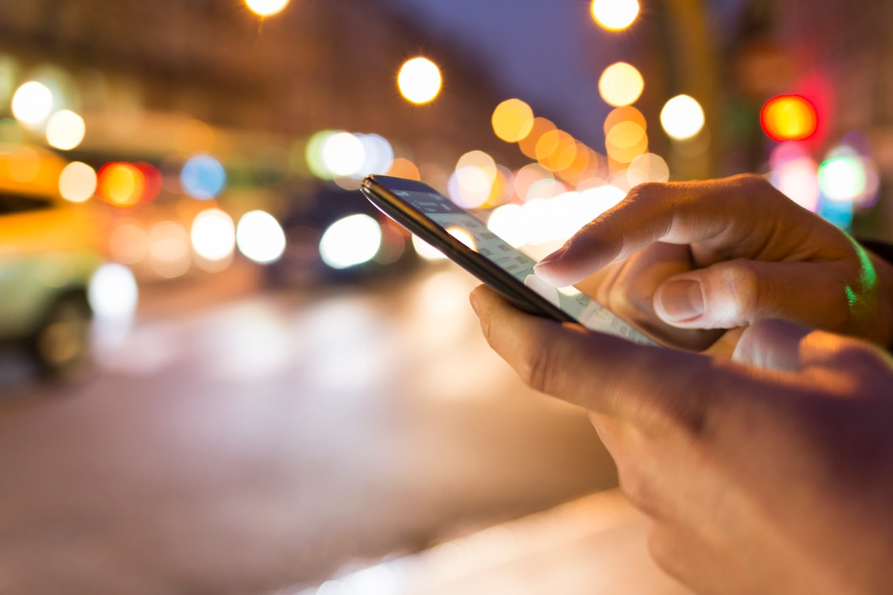 movil-smartphone-mano-digital-BBVA