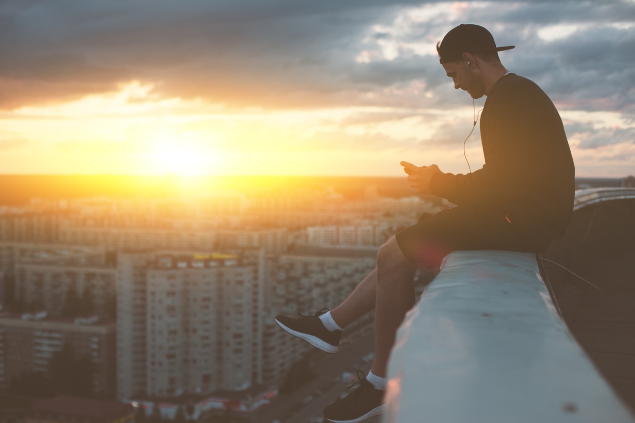 smartphone-joven-azotea-ciudad-edificios-recurso-bbva smartphone-joven-azotea-ciudad-edificios-recurso-bbva