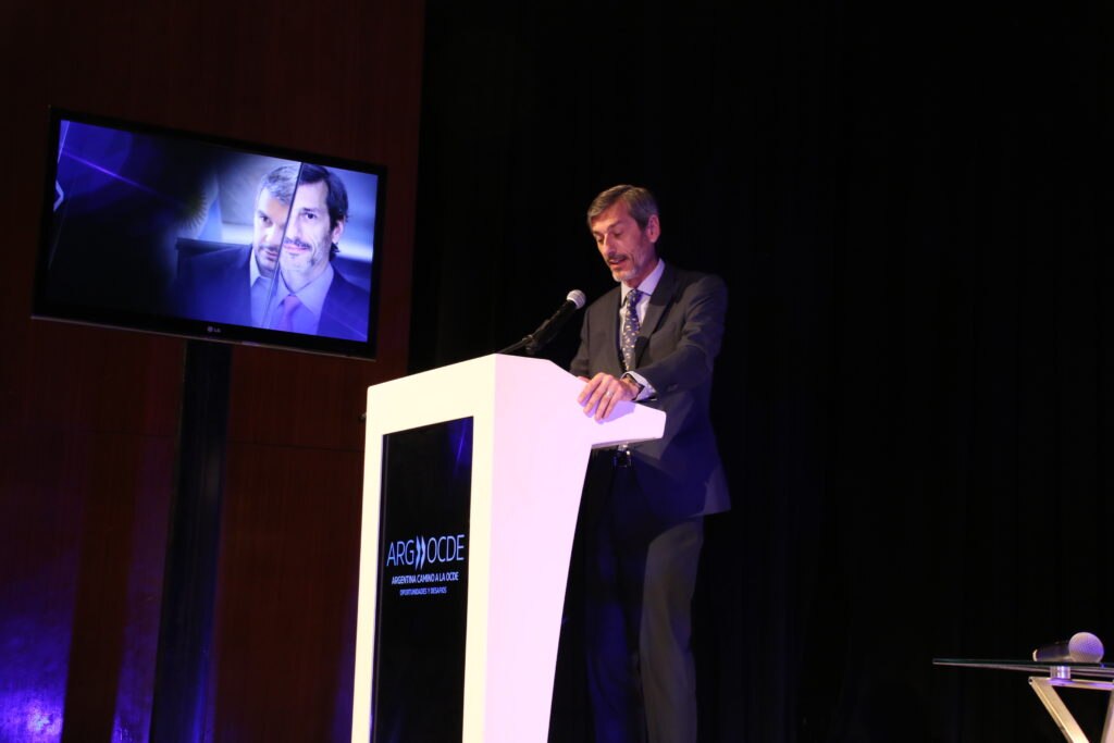 Martín Zarich, country manager de BBVA Francés, modera la sesión de clausura del Foro Estratégico Argentina - Estados Unidos. Argentina en camino a la OCDE: Oportunidades y desafíos.