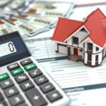 Análisis del sector constructor y vivienda en Colombia Fotografía de una calculadora y casa