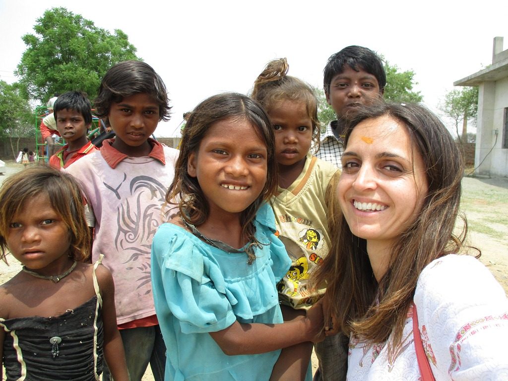 Arancha Martínez, de Itwillbe, empresa apoyada por BBVA Momentum, junto a unos niños en la India Imagen de Arancha Martínez, de Itwillbe, empresa apoyada por BBVA Momentum