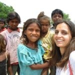 Arancha Martínez, de Itwillbe, empresa apoyada por BBVA Momentum, junto a unos niños en la India Imagen de Arancha Martínez, de Itwillbe, empresa apoyada por BBVA Momentum