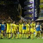 Los jugadores de Boca saludan a su hinchada al final del encuentro con Tigre.