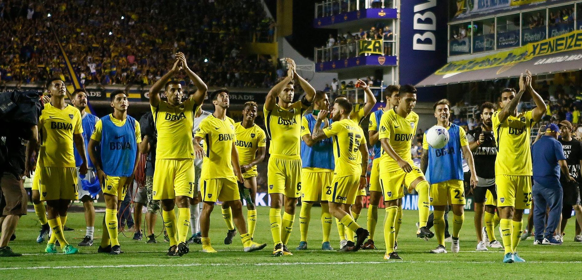 Los jugadores de Boca saludan a su hinchada al final del encuentro con Tigre.