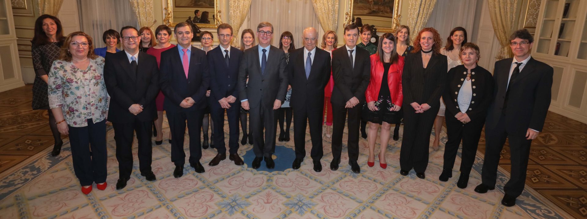 Imgen Francisco González, presidente de BBVA, junto a los galardonados en los Premios Giner de los Ríos 2018