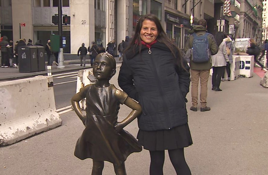 Jessica, BBVAMF entrepreneur, with the fearless girl in New York Picture of Jessica, BBVAMF entrepreneur, with the fearless girl in New York