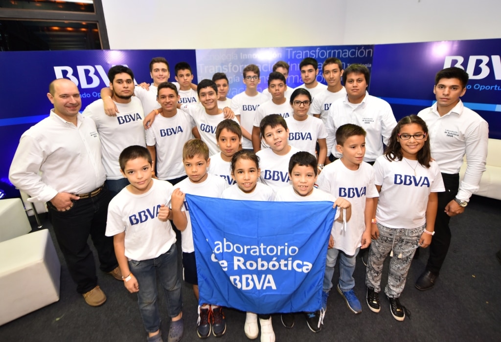 Niños del laboratorio de robótica de BBVA Paraguay en Festechpy Niños del laboratorio de robótica de BBVA Paraguay en Festechpy