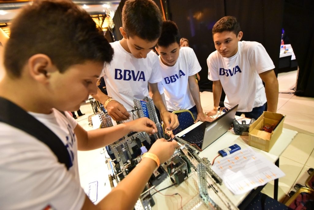 Niños del laboratorio de robótica de BBVA Paraguay en Festechpy