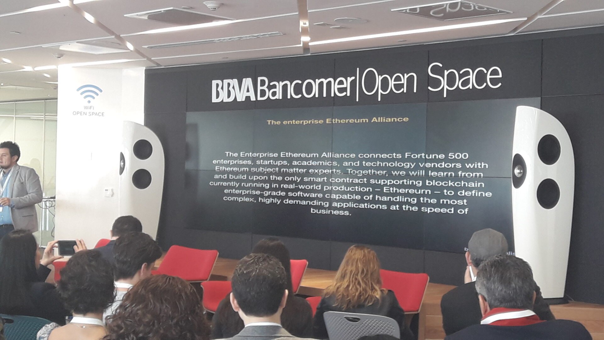 Exposición en BBVA Bancomer | Open Space durante la sesión de Open Talks