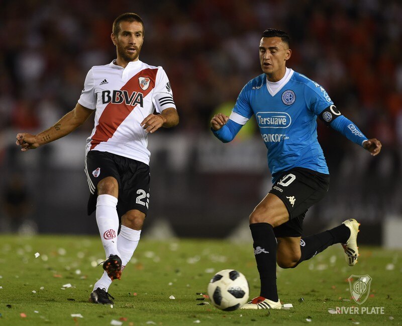 River le ganó 3 a 1 a Belgrano y siguió de fiesta. Ponzio pelea la pelota en el mediocampo