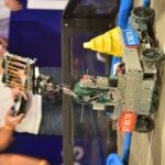 Robot construido por jóvenes del laboratorio de robótica de BBVA Paraguay en el marco del Festechpy